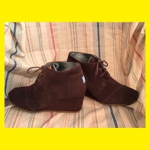 Women’s chocolate brown suede Toms wedge booties.